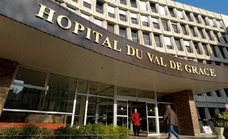 رجل اعمال سوري منع من دخول اوروبا يطلب السماح له بالعلاج في فرنسا