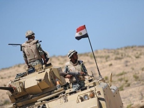 مقتل سبعة جنود مصريين في تفجير مدرعة في شمال سيناء