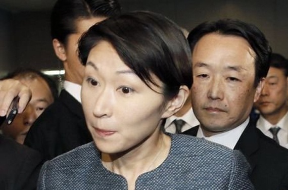 وزيرة العدل اليابانية تستقيل لاتهامها بتقديم مراوح ورقية للناخبين