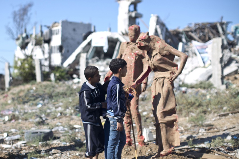 قصة مصورة: مجسمات تحكي صمود الفلسطينيين تحت قصف قوات الإحتلال الإسرائيلي