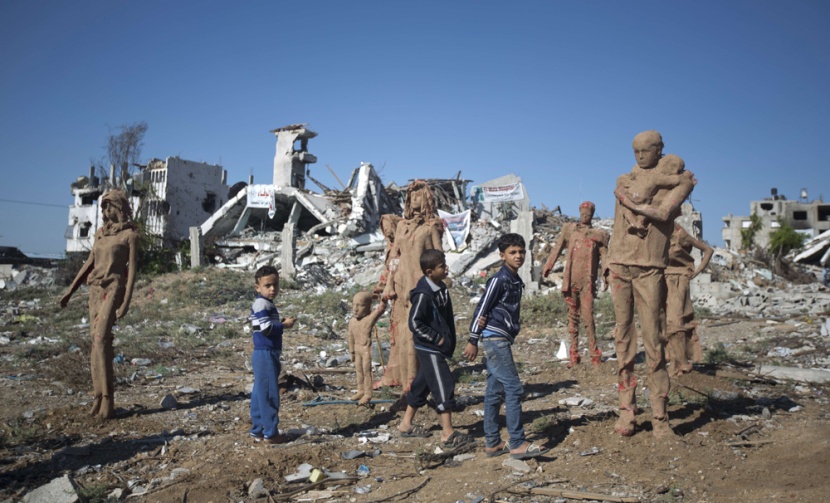 قصة مصورة: مجسمات تحكي صمود الفلسطينيين تحت قصف قوات الإحتلال الإسرائيلي