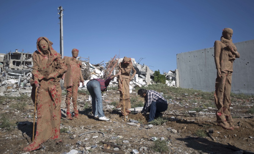 قصة مصورة: مجسمات تحكي صمود الفلسطينيين تحت قصف قوات الإحتلال الإسرائيلي