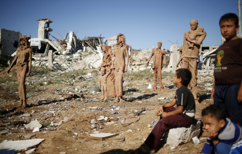 قصة مصورة: مجسمات تحكي صمود الفلسطينيين تحت قصف قوات الإحتلال الإسرائيلي