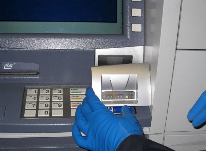 صينية تفكك ماكينة صرف آلي بعد أن ابتلعت بطاقتها