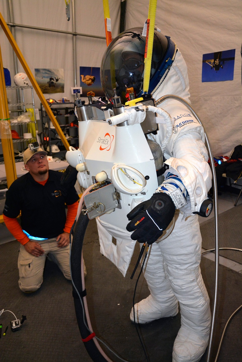 مسؤول تنفيذي بشركة جوجل يكسر رقم فيليكس بالسقوط الحر من 40 كم