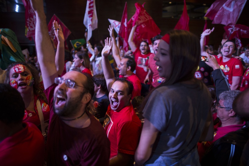 قصة مصورة : روسيف تفوز في جولة الإعادة بالانتخابات البرازيلية