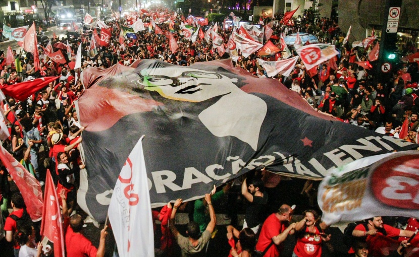 قصة مصورة : روسيف تفوز في جولة الإعادة بالانتخابات البرازيلية