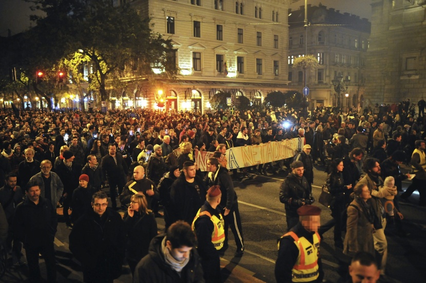 قصة مصورة : مقترح برفع ضريبة الإنترنت يدفع المجريين للتظاهر