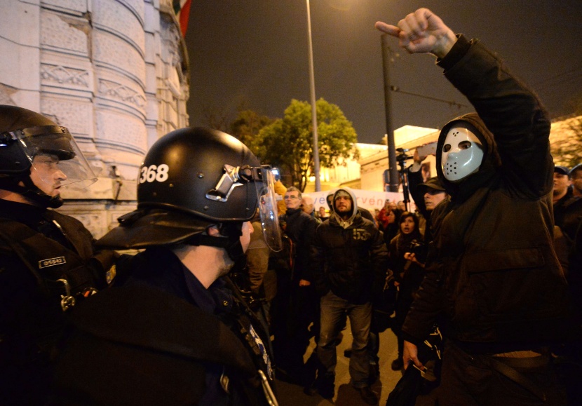 قصة مصورة : مقترح برفع ضريبة الإنترنت يدفع المجريين للتظاهر