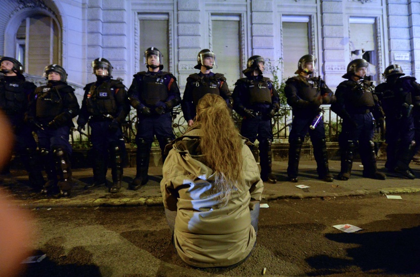 قصة مصورة : مقترح برفع ضريبة الإنترنت يدفع المجريين للتظاهر