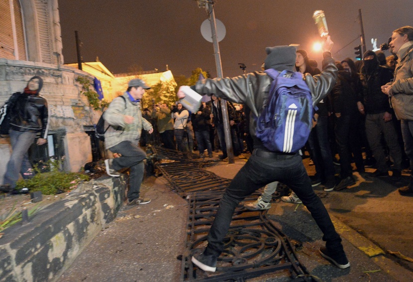 قصة مصورة : مقترح برفع ضريبة الإنترنت يدفع المجريين للتظاهر