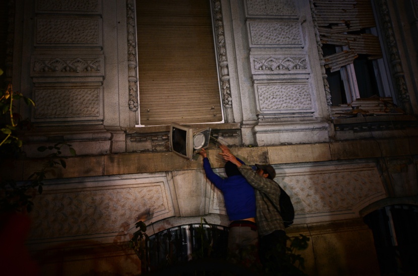 قصة مصورة : مقترح برفع ضريبة الإنترنت يدفع المجريين للتظاهر