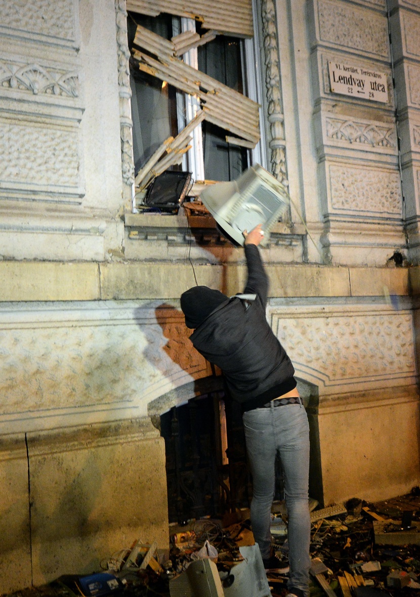 قصة مصورة : مقترح برفع ضريبة الإنترنت يدفع المجريين للتظاهر