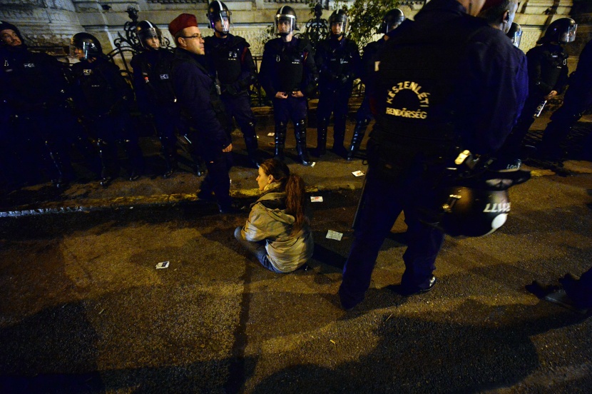 قصة مصورة : مقترح برفع ضريبة الإنترنت يدفع المجريين للتظاهر