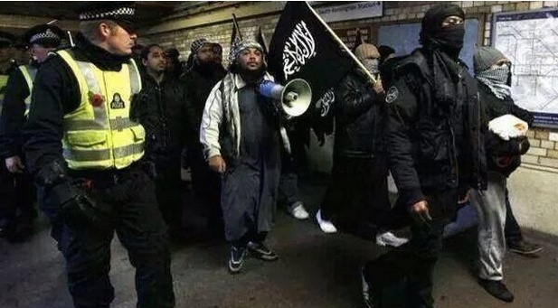 مدرس بريطاني يعترف بانه كان ينوي الانضمام الى داعش في سوريا