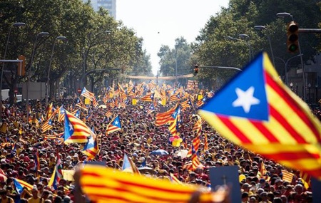 حكومة اسبانيا تسعى لمنع اقتراع جديد لانفصال كتالونيا