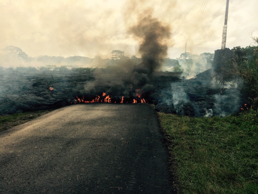 حمم بركان كيلاويا تدخل مناطق سكنية في هاواي