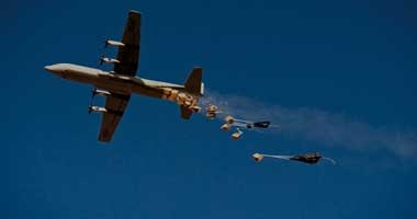 طائرات أمريكية تلقي مؤنا غذائية للاجئين في محافظة الأنبار العراقية