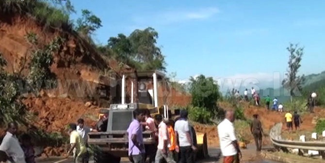 مقتل 3 أشخاص وفقد أكثر من 150 آخرين في انهيار أرضي في سريلانكا