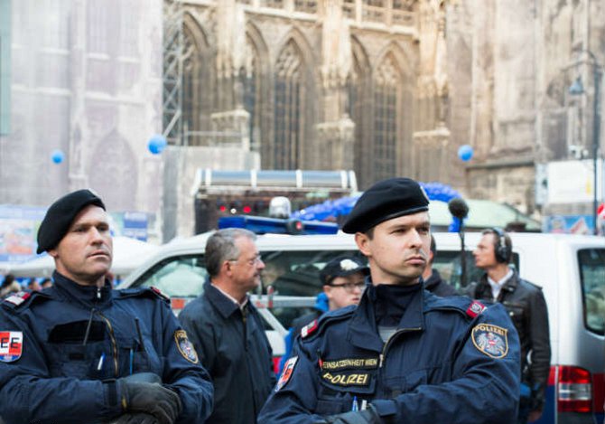 سلطات النمسا تحتجز فتى للاشتباه في اعتزامه السفر الى سوريا