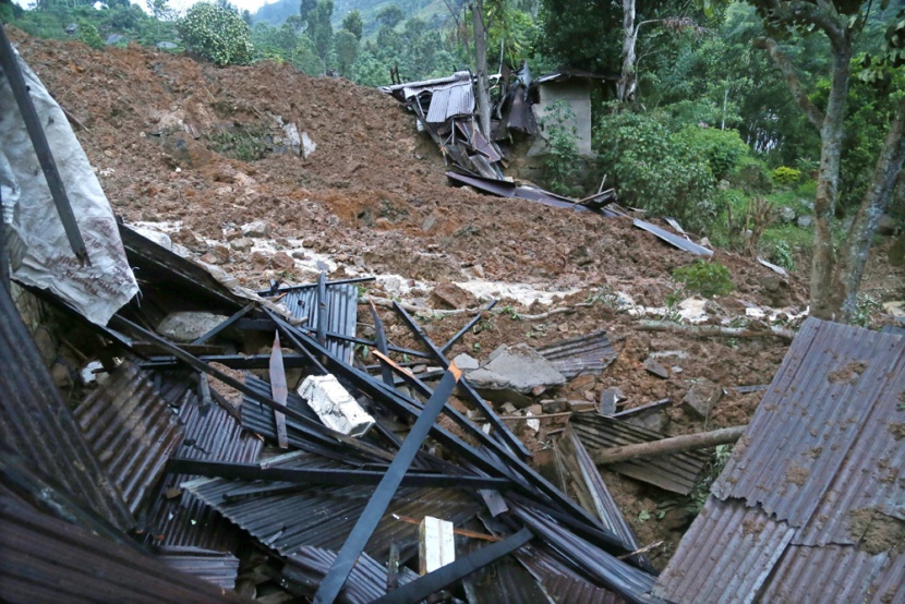 قصة مصورة: مخاوف من وفاة أكثر من 150 شخصا في إنهيار أرضي في سريلانكا