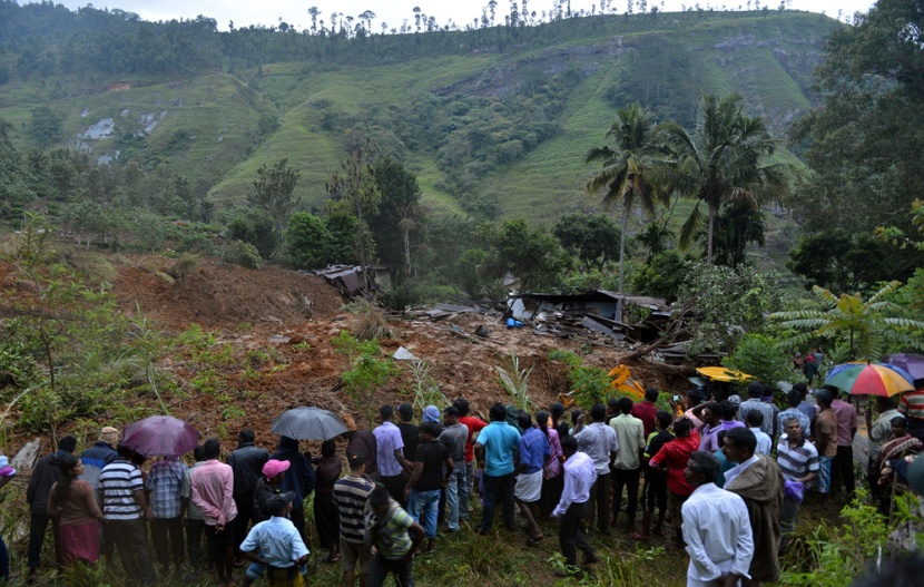 قصة مصورة: مخاوف من وفاة أكثر من 150 شخصا في إنهيار أرضي في سريلانكا