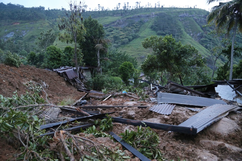 قصة مصورة: مخاوف من وفاة أكثر من 150 شخصا في إنهيار أرضي في سريلانكا