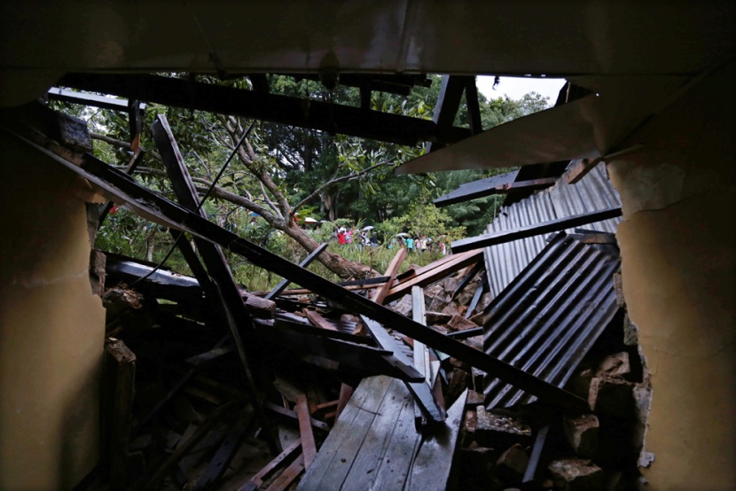 قصة مصورة: مخاوف من وفاة أكثر من 150 شخصا في إنهيار أرضي في سريلانكا