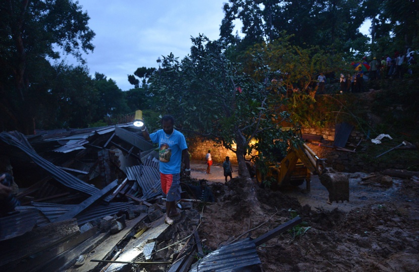 قصة مصورة: مخاوف من وفاة أكثر من 150 شخصا في إنهيار أرضي في سريلانكا