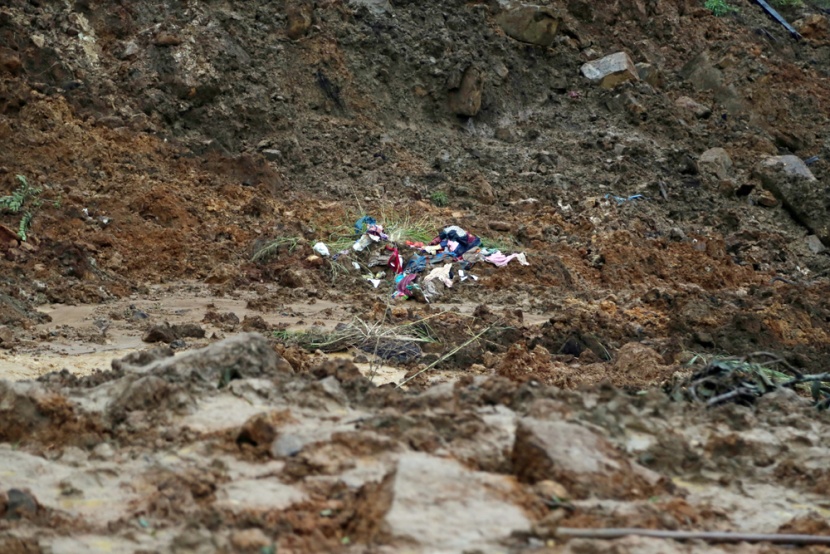 قصة مصورة: مخاوف من وفاة أكثر من 150 شخصا في إنهيار أرضي في سريلانكا