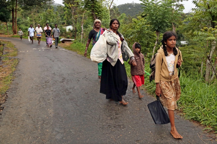 قصة مصورة: مخاوف من وفاة أكثر من 150 شخصا في إنهيار أرضي في سريلانكا