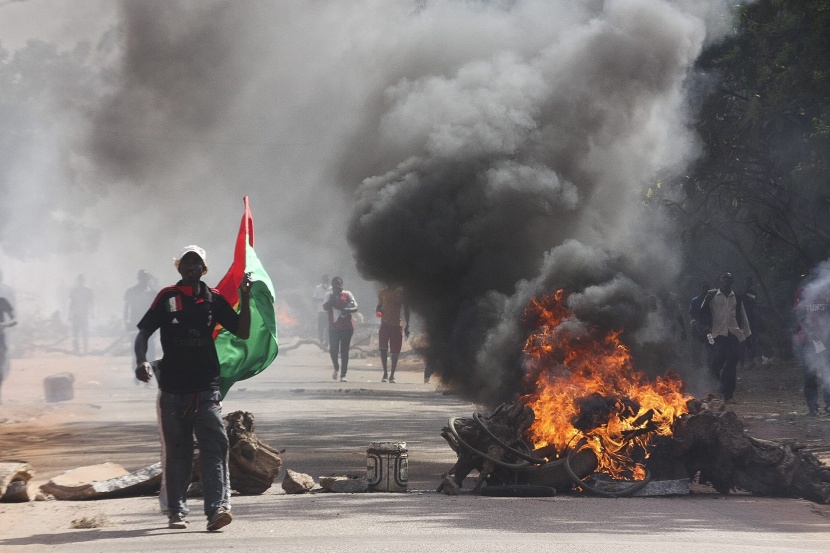 قائد بالحرس الرئاسي يعلن توليه السلطة في بوركينا فاسو