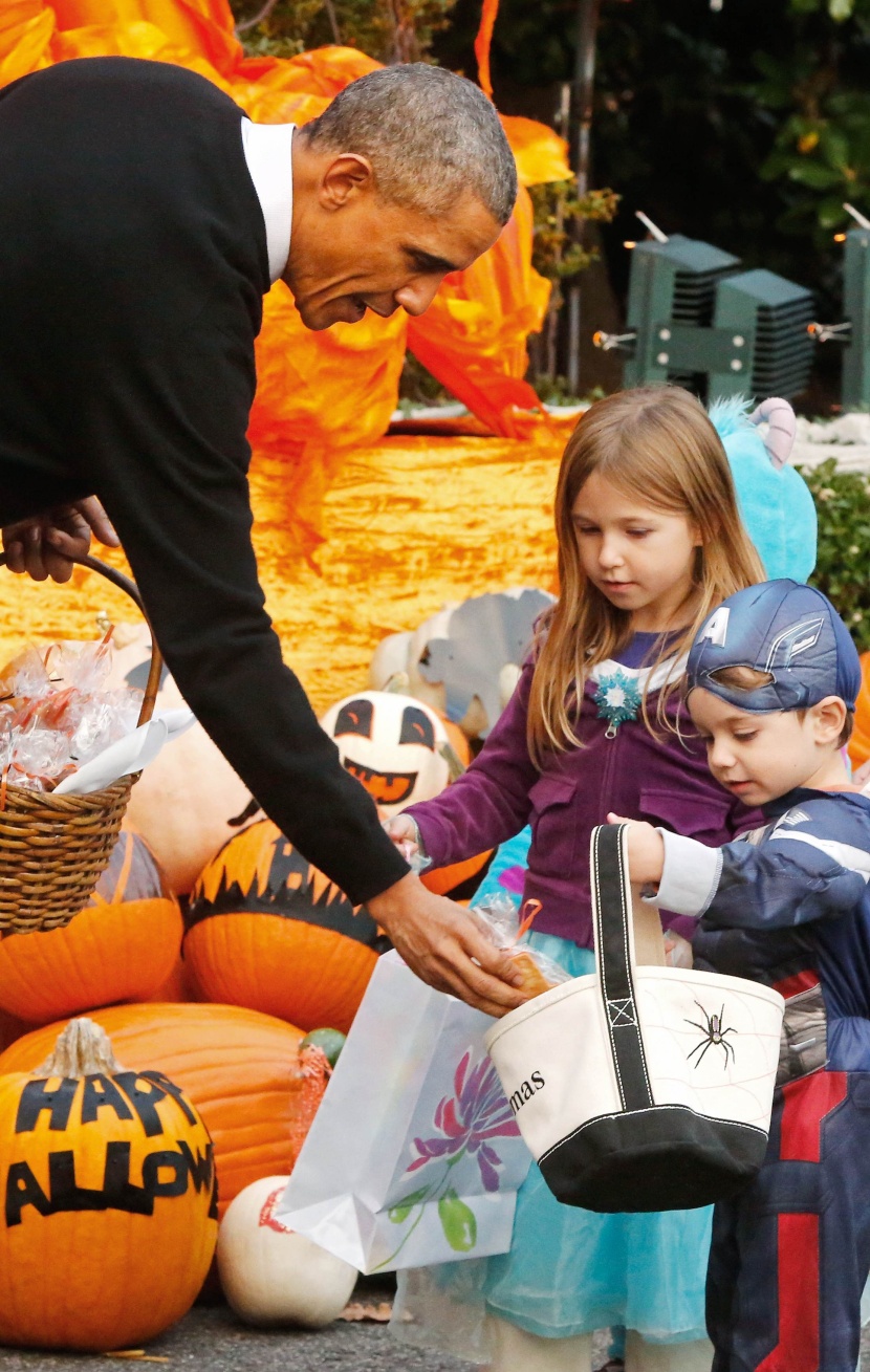 قصة مصورة : أوباما وزوجته يحتفلان مع الأطفال في البيت الأبيض