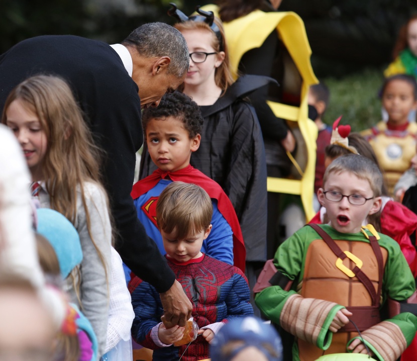 قصة مصورة : أوباما وزوجته يحتفلان مع الأطفال في البيت الأبيض