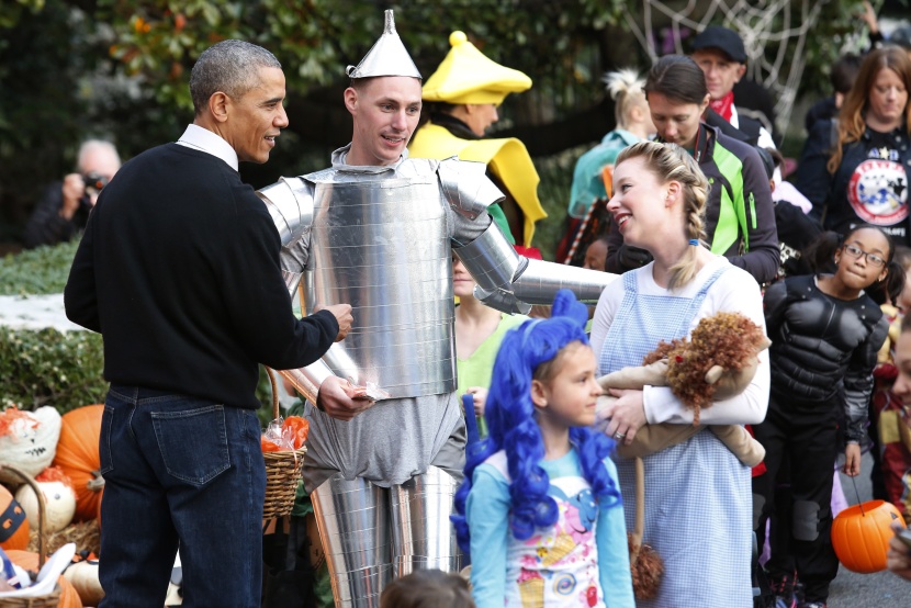 قصة مصورة : أوباما وزوجته يحتفلان مع الأطفال في البيت الأبيض