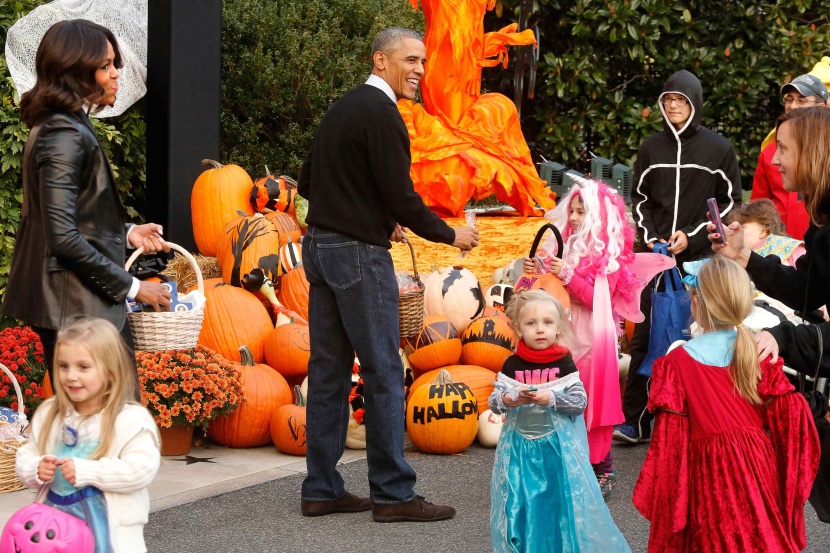 قصة مصورة : أوباما وزوجته يحتفلان مع الأطفال في البيت الأبيض