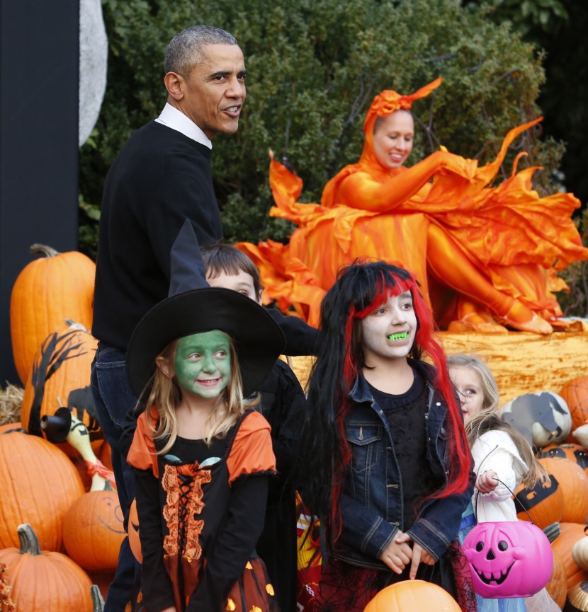 قصة مصورة : أوباما وزوجته يحتفلان مع الأطفال في البيت الأبيض