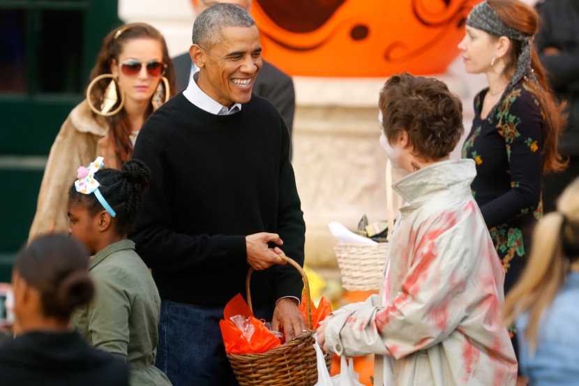 قصة مصورة : أوباما وزوجته يحتفلان مع الأطفال في البيت الأبيض