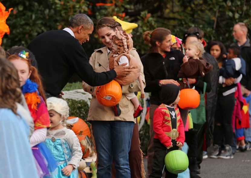 قصة مصورة : أوباما وزوجته يحتفلان مع الأطفال في البيت الأبيض