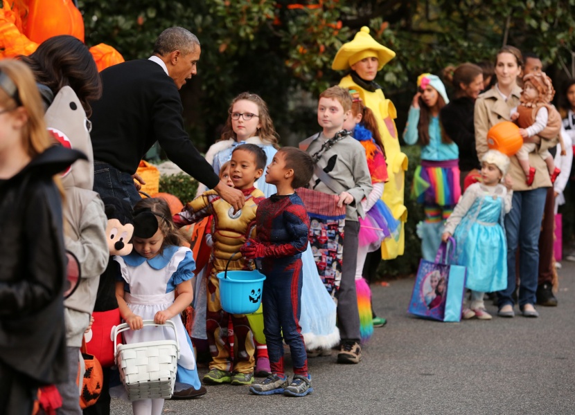 قصة مصورة : أوباما وزوجته يحتفلان مع الأطفال في البيت الأبيض