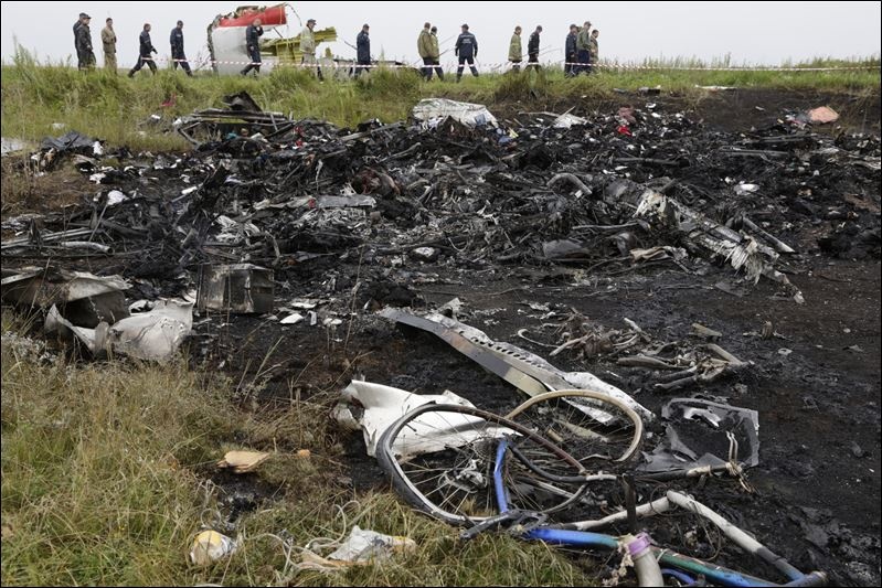 العثور على أشلاء بشرية جديدة في موقع تحطم الطائرة الماليزية