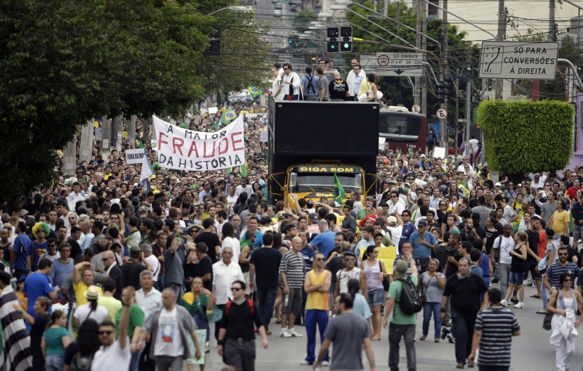 قصة مصورة: متظاهرون في البرازيل يطالبون برحيل روسيف