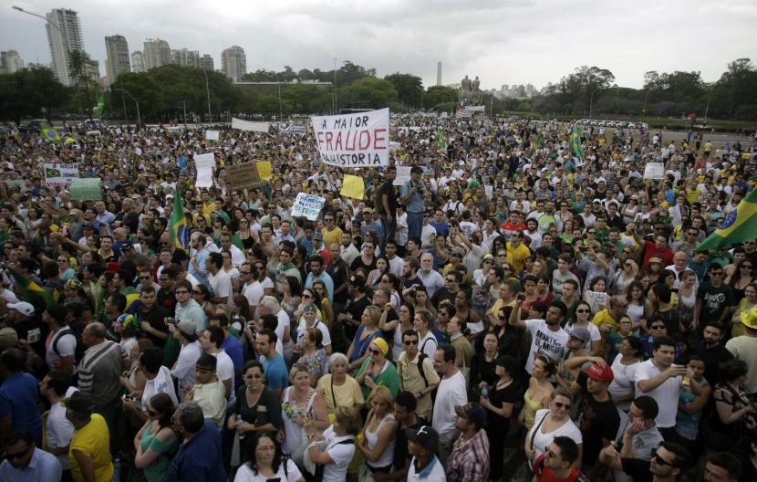 قصة مصورة: متظاهرون في البرازيل يطالبون برحيل روسيف