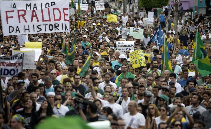 قصة مصورة: متظاهرون في البرازيل يطالبون برحيل روسيف