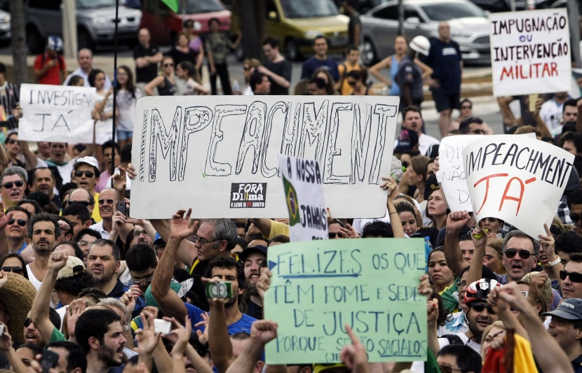 قصة مصورة: متظاهرون في البرازيل يطالبون برحيل روسيف