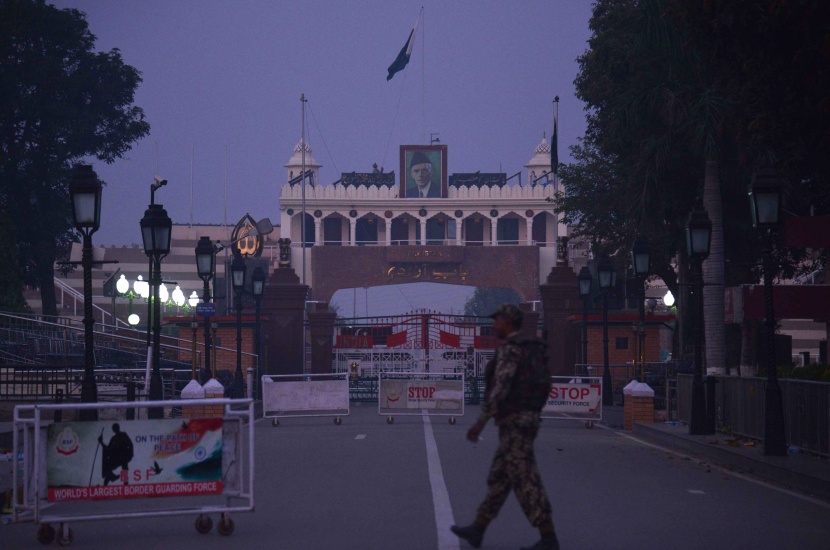 إغلاق الحدود بين باكستان والهند بعد مقتل 60 شخصا في تفجير انتحاري