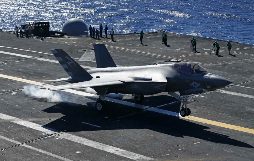 قصة مصورة : أول هبوط ناجح للمقاتلة الأمريكية (F35) على حاملة طائرات