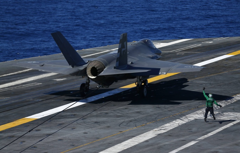 قصة مصورة : أول هبوط ناجح للمقاتلة الأمريكية (F35) على حاملة طائرات