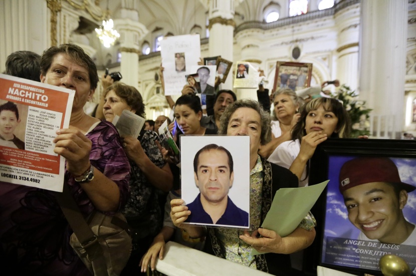 متظاهرون ينطلقون في مسيرة إلى مكسيكو سيتي لإبقاء الضوء مسلطا على طلاب مفقودين