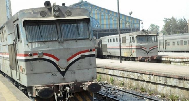 مقتل شرطيين في انفجار قنبلة داخل قطار في مصر